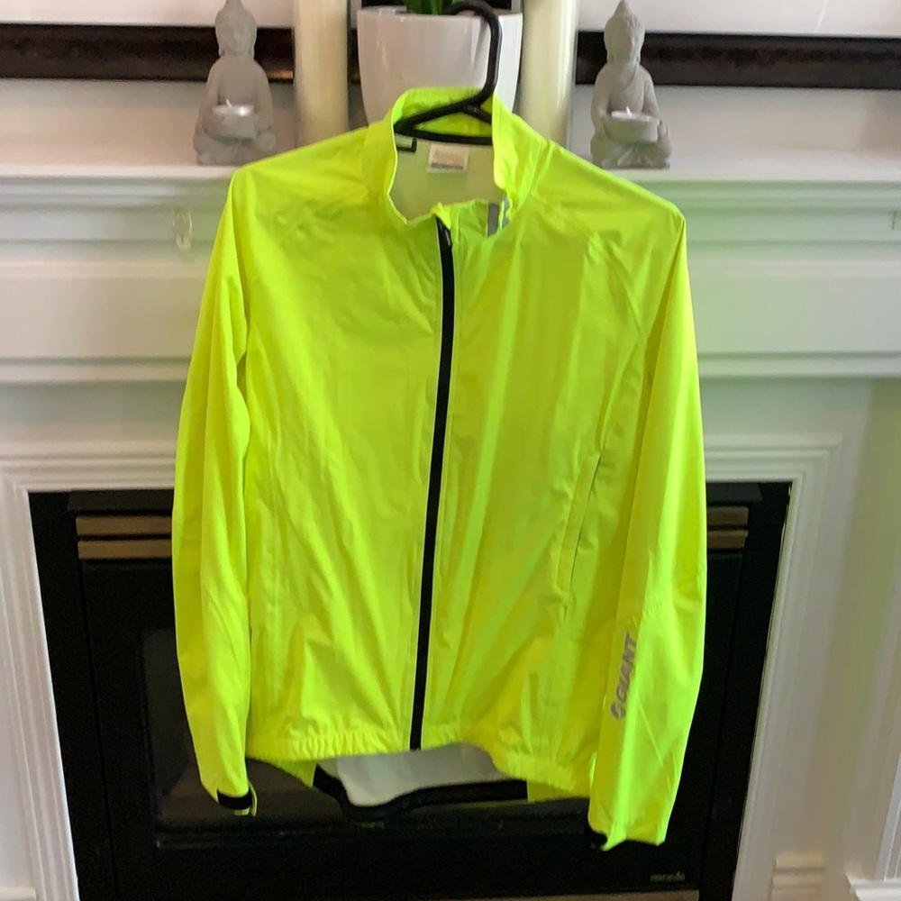 Giant cycling jacket for wind and light rain.